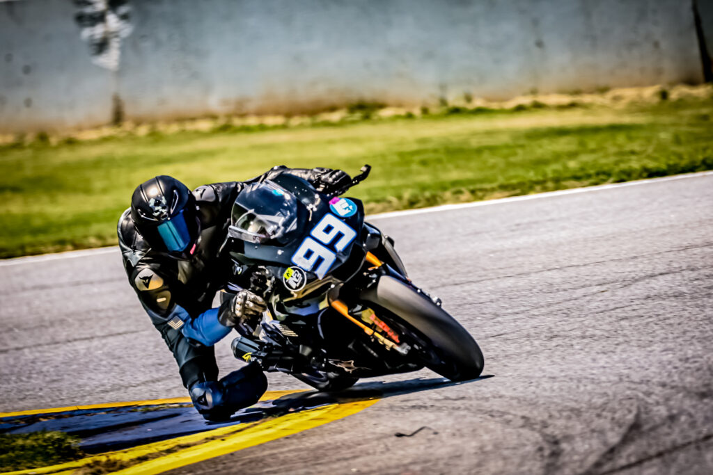 Motorcycle cornering technique on track –